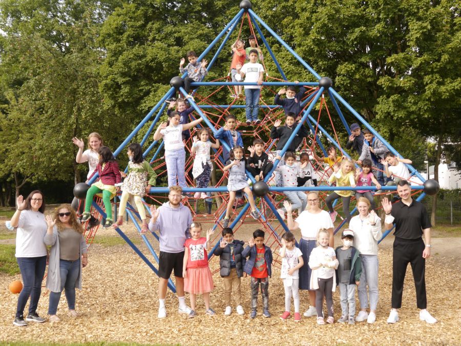 Deutsch lernen kann man nicht nur am Schreibtisch – mit Spaß und Spiel verbessern die Kinder an der Stephanusschule ihre Sprachkenntnisse – hier mit den Sprachlernbegleitern und der Schulleiterin Sonja Delius (dritte von rechts). 